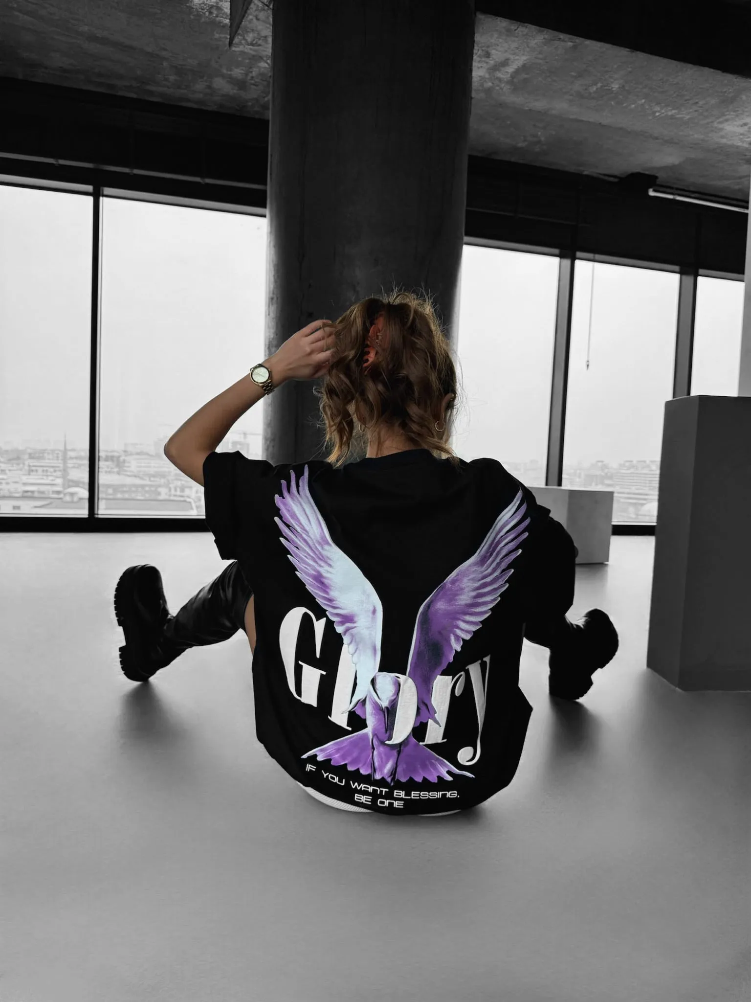 Oversize Glory T-shirt - Black and Lila