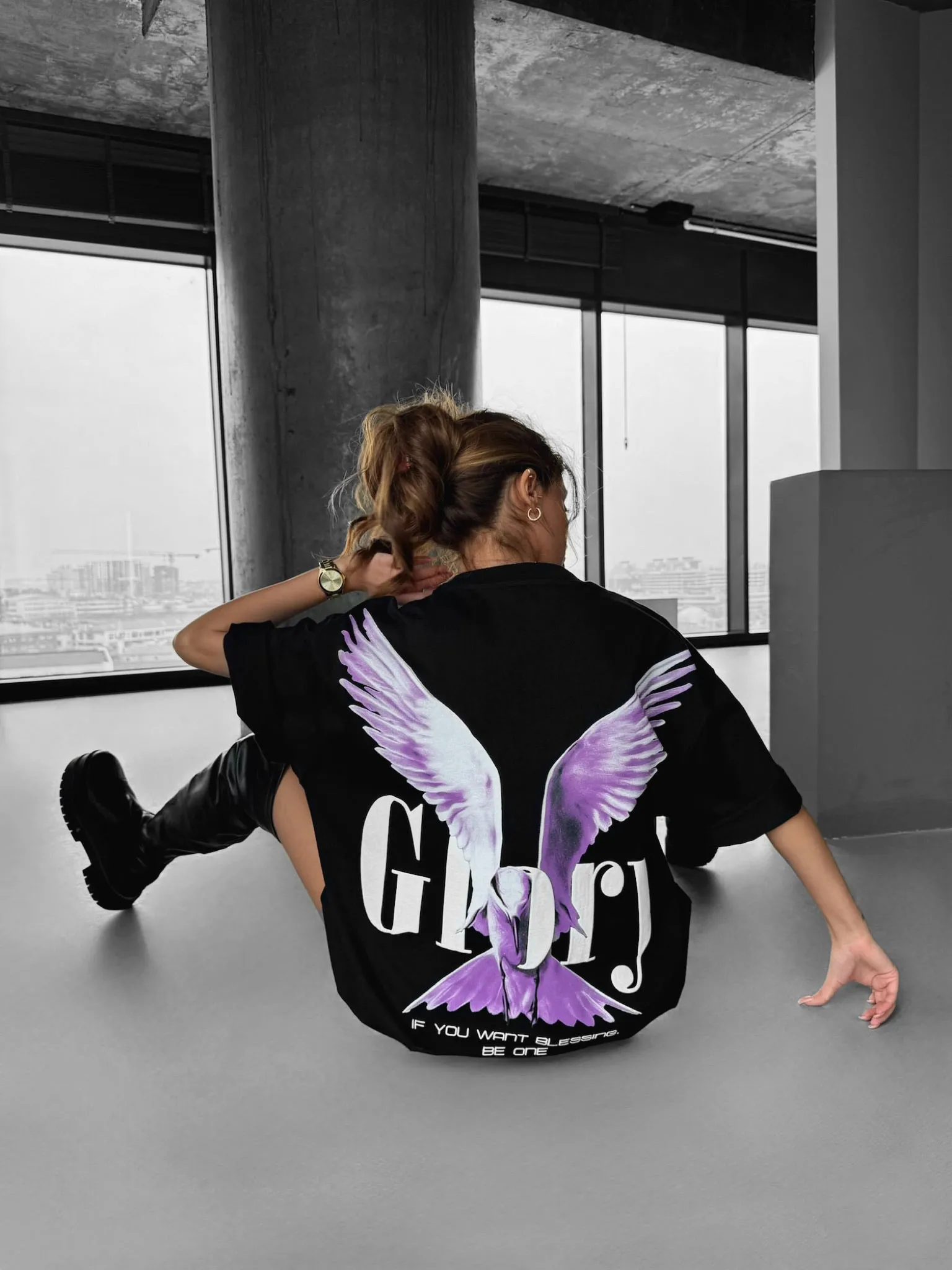 Oversize Glory T-shirt - Black and Lila