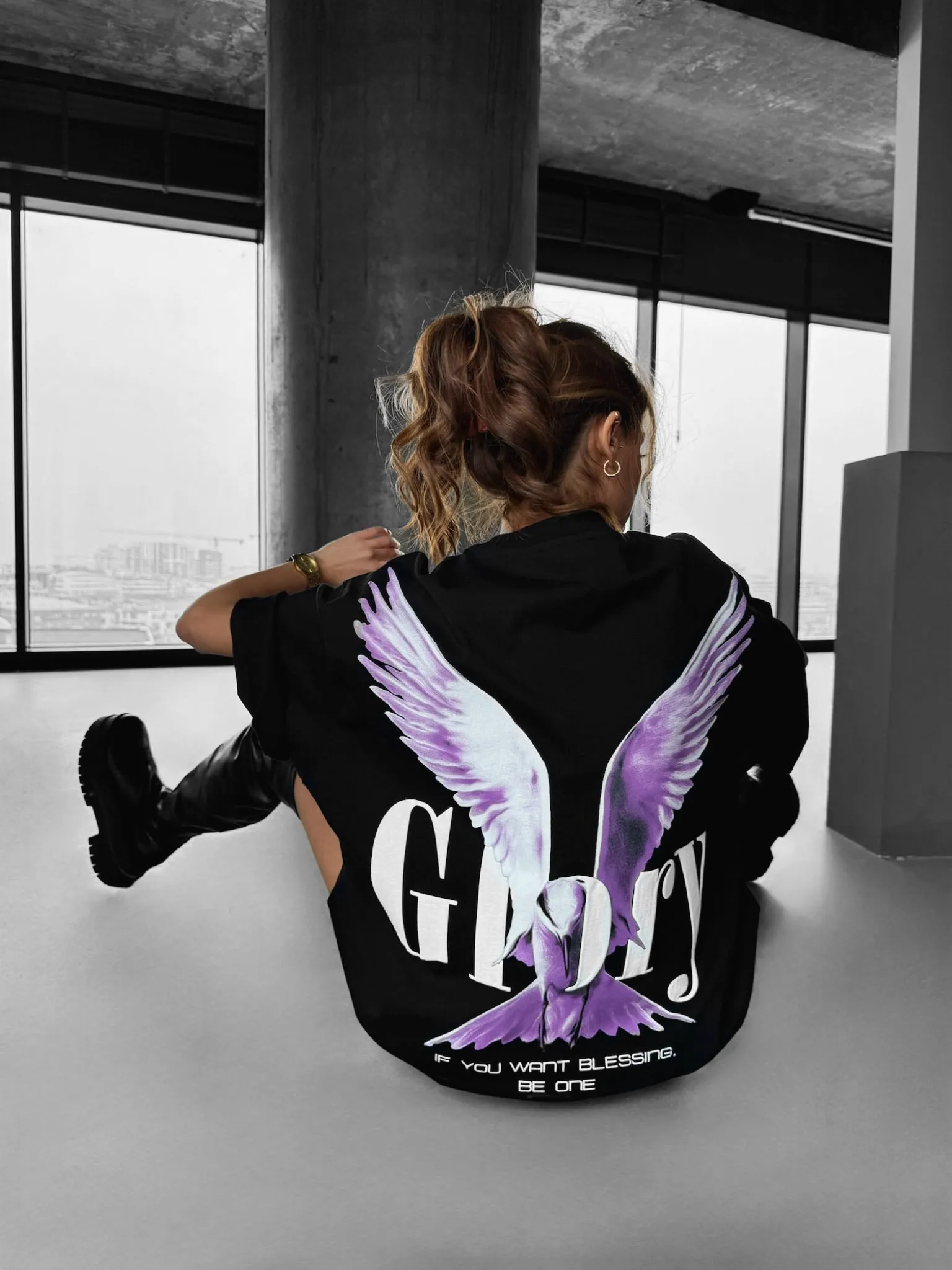 Oversize Glory T-shirt - Black and Lila