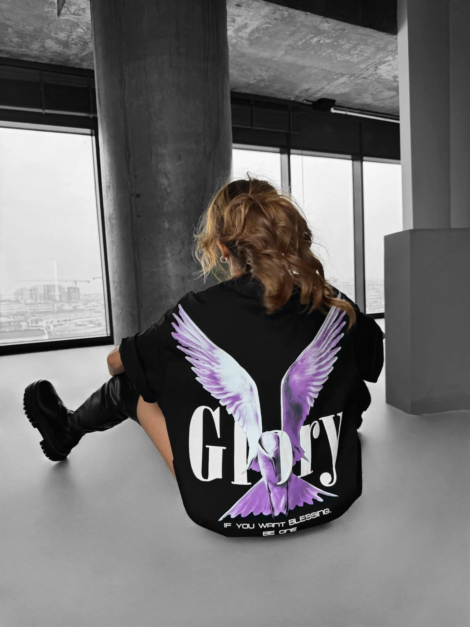 Oversize Glory T-shirt - Black and Lila